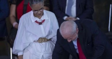 O presidente Luiz Inácio Lula da Silva e a ministra do Meio Ambiente, Marina Silva participam de uma Cerimônia por ocasião do Dia Mundial do Meio Ambiente no Palácio do Planalto - (crédito: Joédson Alves/Agência Brasil)