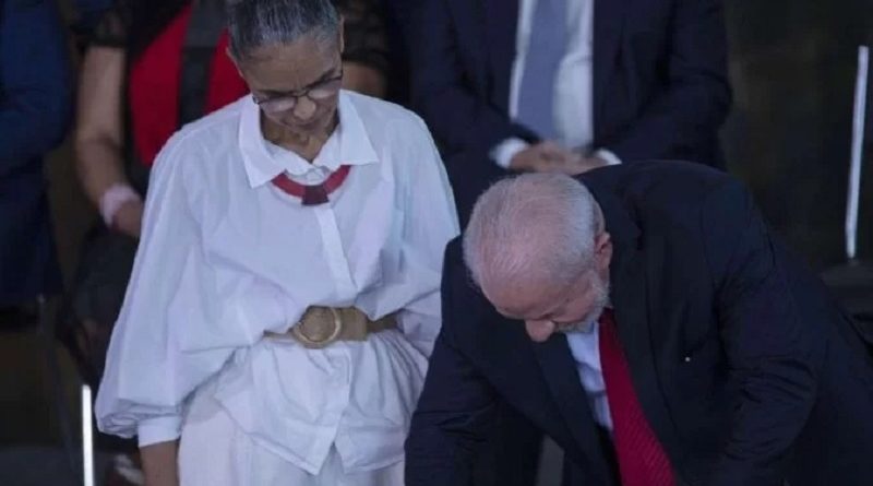 O presidente Luiz Inácio Lula da Silva e a ministra do Meio Ambiente, Marina Silva participam de uma Cerimônia por ocasião do Dia Mundial do Meio Ambiente no Palácio do Planalto - (crédito: Joédson Alves/Agência Brasil)
