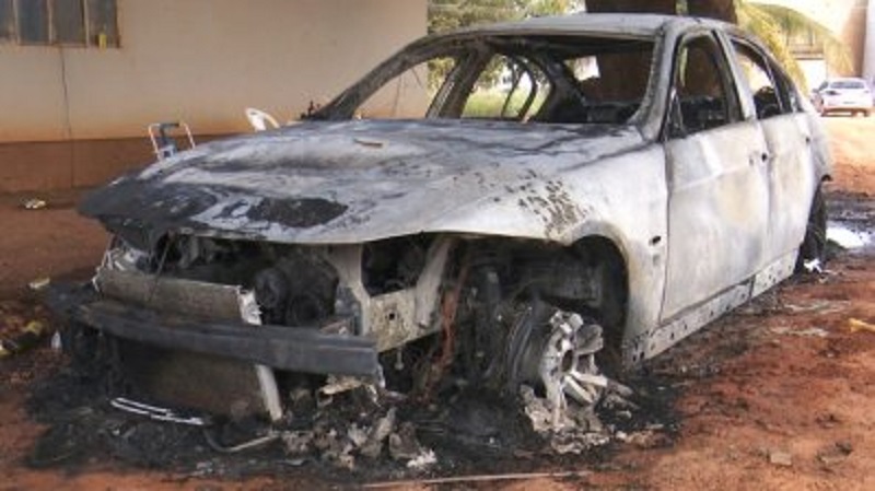 Corpo de Bombeiros confirmou que veículo destruído é uma BMW (Foto:Reprodução)