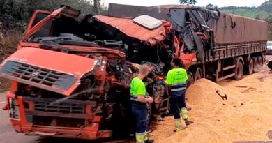 Acidente-carreta-carregada-graos-BR-163-junho-2033-