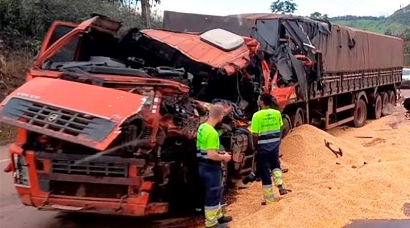 Acidente-carreta-carregada-graos-BR-163-junho-2033-