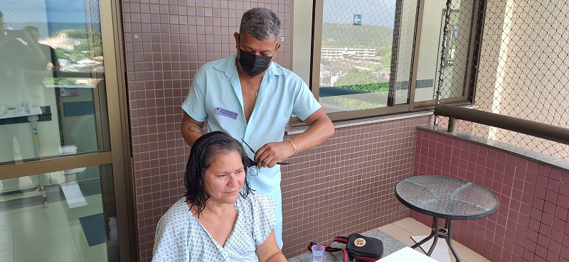 Dona Terezinha Mota pediu um corte de cabelo para doar à Casa Rosa - (Foto-Instituto Mais Saúde)