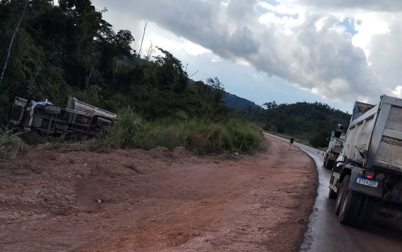 O caminhão caçamba estva vazio, chovia no momento do acidente(Foto>Via WhatsApp Jornal Folha do Progresso)