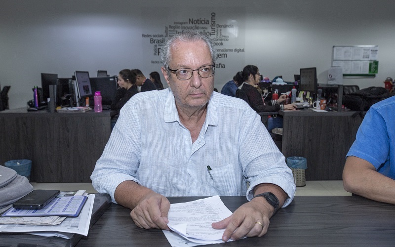 José Luiz Vizeu, leiloeiro, explica que quem quiser conhecer os imóveis antes do leilão pode agendar uma visita/Foto: Evangelista Rocha