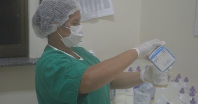 Profissionais do lactário realizam a produção e manipulação de fórmulas lácteas, suplementos e dieta enteral_Instituto Mais Sáude (2)