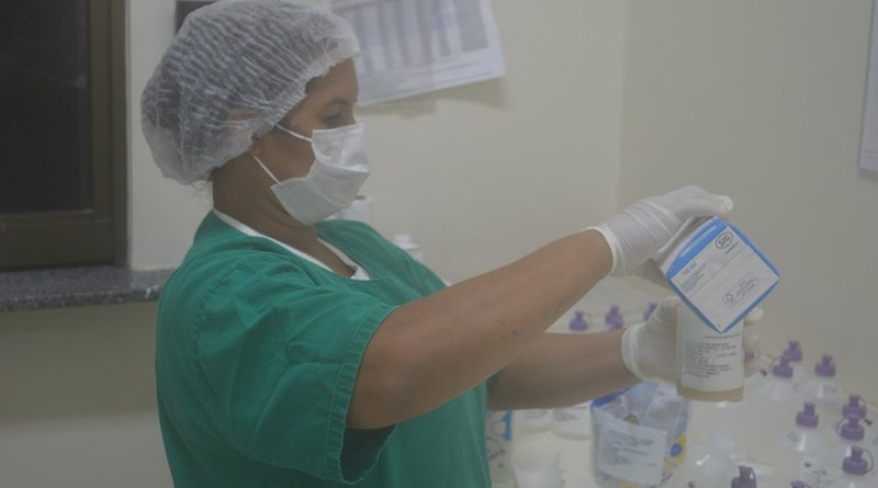 Profissionais do lactário realizam a produção e manipulação de fórmulas lácteas, suplementos e dieta enteral_Instituto Mais Sáude (2)