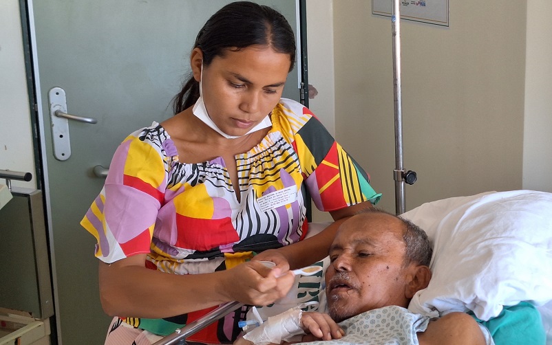 Seu Veriano recebe suplementação em forma de sorvete no HRBA - (Foto: Instituto Mais Saúde)