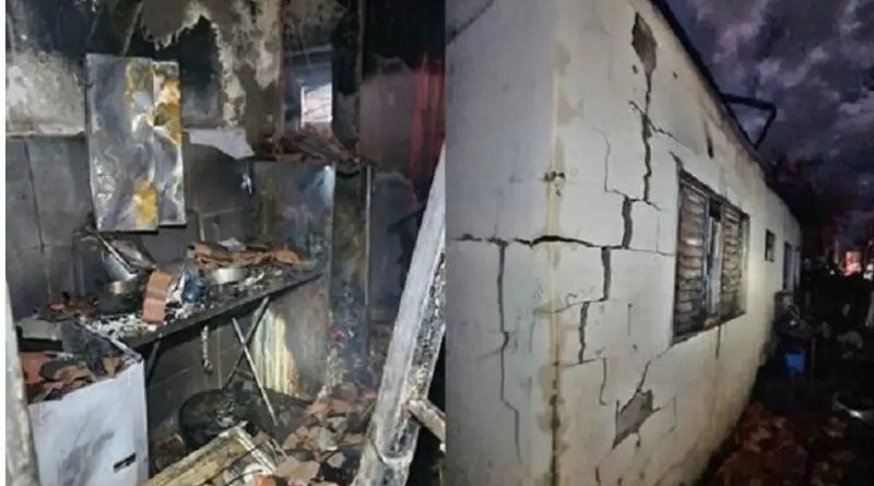 A casa ficou com a paredes rachadas e as vigas abaladas — Foto: Reprodução