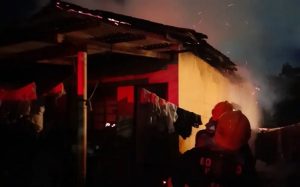 As chamas foram controladas após 1h de trabalho dos bombeiros — Foto: Corpo de Bombeiros