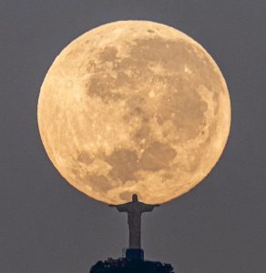 Viral. Foto da lua cheia se pondo foi tirada de Niterói, na Região Metropolitana do Rio Divulgação/Leonardo Sens