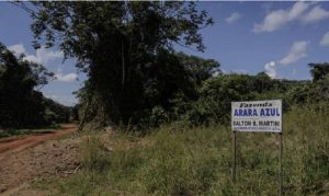 Placa da fazenda arara azul do vice-prefeito de Sinop(MT) Dalton Benoni Martini(PTB)dentro da terra indígena Batelão, em Taboporã(MT) Bruno Santos/Folhaexpress 