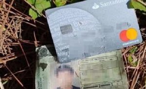 Documento e cartão de crédito do suspeito de matar a vítima — Foto: PCPR/ divulgação