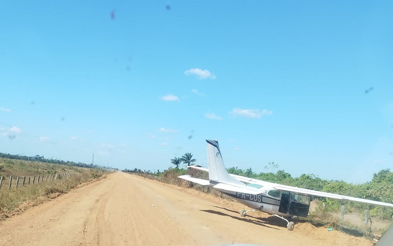 Aeronave fez pouso forçada (sem combustível) e foi abandonada nas proximidades da cidade de Jacareacanga-PÁ. (foto:Via Whats App Jornal Folha do Progresso)