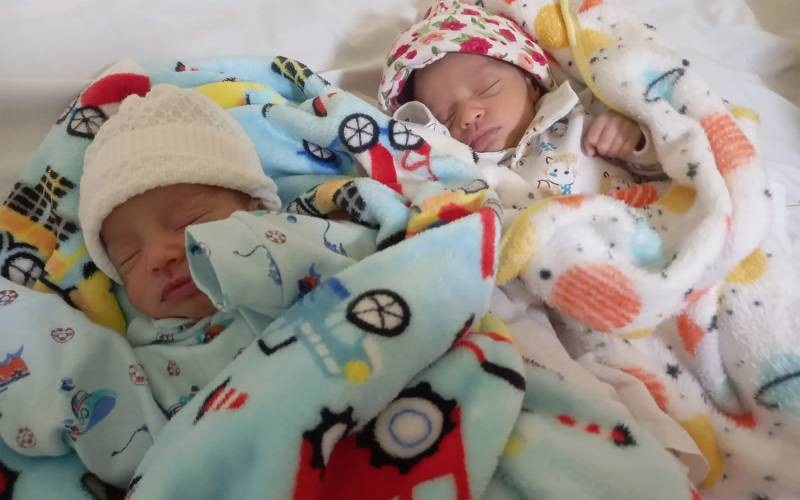 Gêmeos nasceram no hospital de Castelo dos Sonhos, em Altamira, um deles, empelicado — Foto: Ascom Hospital Castelo de Sonhos 