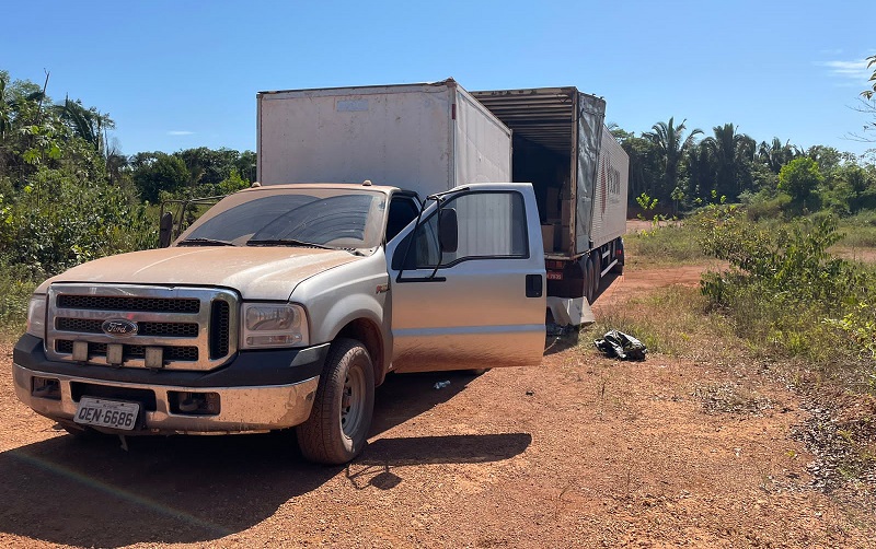 Também foi determinado que uma equipe ficasse guarnecendo a carga roubada e os dois caminhões. (Foto>Reprodução)