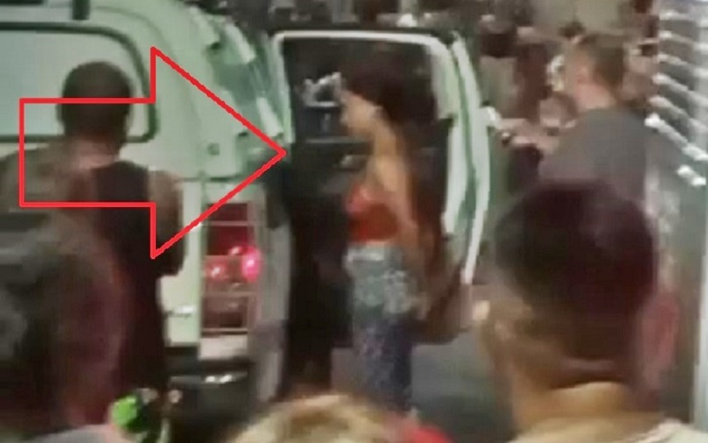   Momento que a esposa que matou o marido com facada é retirada da casa pelos policiais militares (Foto: Divulgação) 