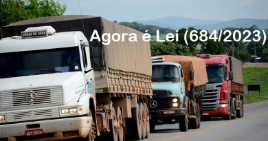 Caminhões transportam carga pelas rodovias do Estado de Goiás.