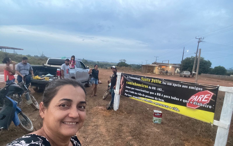 Moradores fixaram a faixa as margens da BR 163, em frente a comunidade de Santa Julia (foto: Reprodução Rede Social)