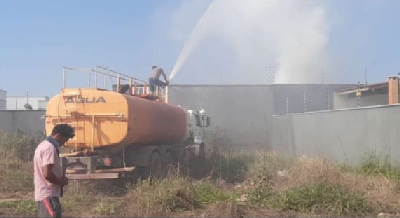 O caminhão pipa da prefeitura ajudou no controle do fogo.  - Conforme relatos do Badeco, operador do caminhão pipa, no local tinha muita fiação elétrica, máquinas para industrializar a castanha, vários freezer e ar condicionado, fator que dificultou o controle do fogo.