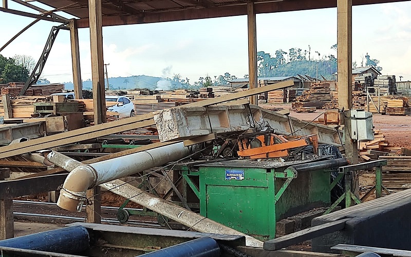Madeireira teve cobertura arrancada e maquinas danificadas em Moras Almeida (Foto: Via WhatsApp)