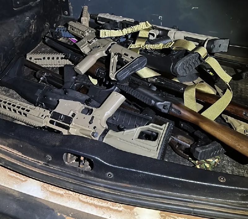 Armamento foi encontrado a partir de veículo abandonado — Foto: Polícia Militar