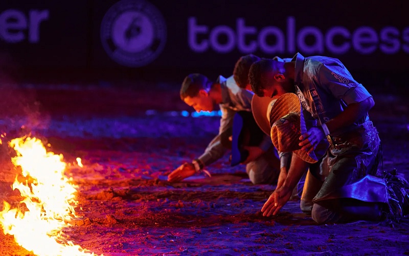 Peões se ajoelham na arena de Barretos, SP, em gesto de fé antes das provas nos touros — Foto: Érico Andrade/g1 