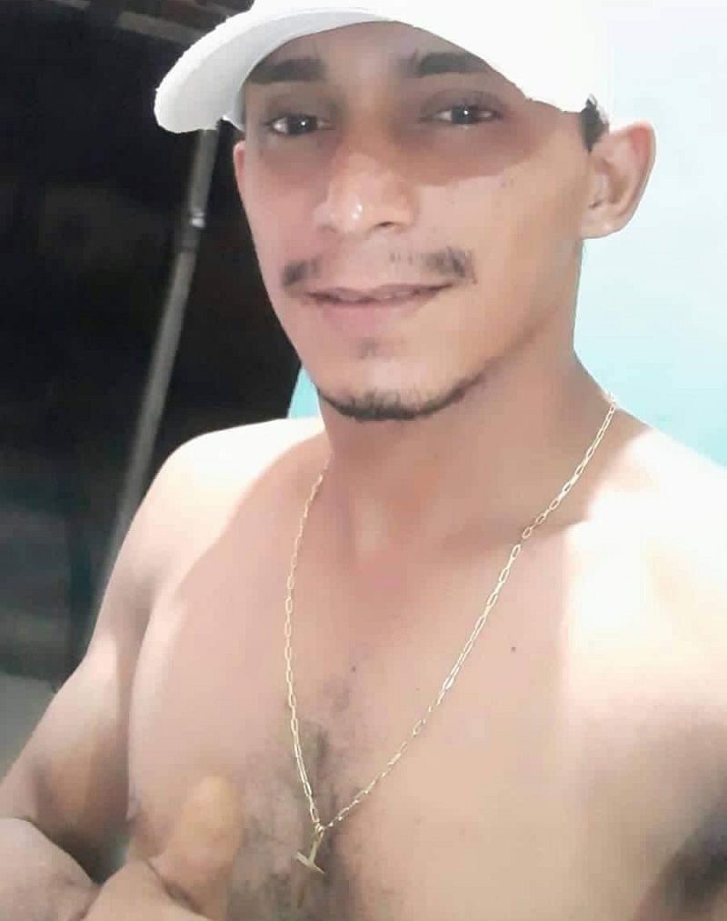 A vítima se trata de um jovem de 22 anos, encontrado com as mãos amarradas para trás, e uma camiseta em volta do pescoço. A vítima se trata de Luis Henrique Bil dos Santos de 22 anos. (Foto>Reprodução)