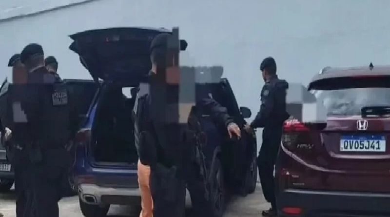 Policiais encaminham suspeita para a Divisão de Repressão e Combate ao Crime Organizado (DRCO). — Foto: BOPE PA