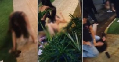 mulher-nua-briga-sorriso