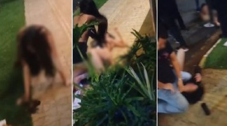 mulher-nua-briga-sorriso