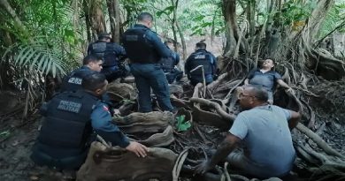 Taxista Leandro Nunes e DJ Edilson após o resgate dos policiais. — Foto: Reprodução / TV Liberal