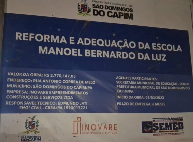 Placa da Prefeitura Municipal de São Domingos do Capim com informações sobre a reforma na Escola Manoel Bernardo da Luz | Foto: Reprodução
