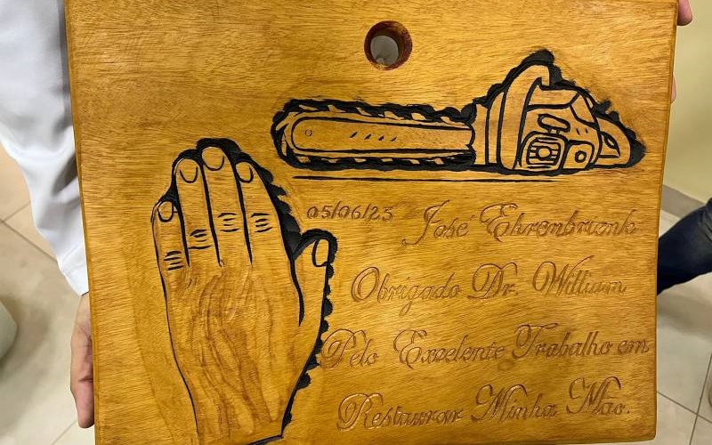 Homenagem foi feita pelas próprias mãos do paciente que teve a mão operada pelo médico em Castelo de Sonhos. (Foto:Divulgação)