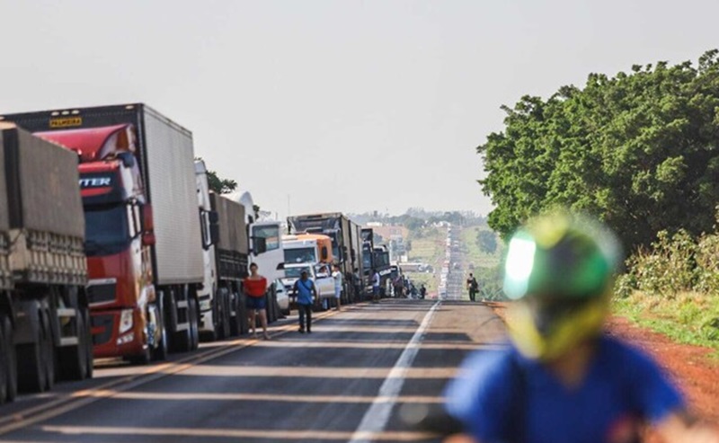 Fila de veículos em trecho bloqueado por manifestantes (Foto: Henrique Kawaminami)