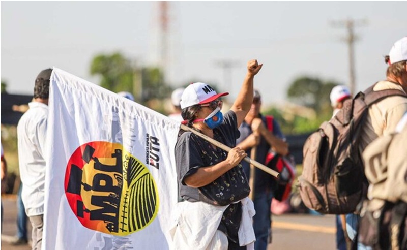  Acampada segura bandeira do MPL (Movimento Popular de Luta) durante protesto (Foto: Henrique Kawaminami)