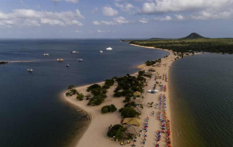 Praia de Alter do Chão é banhada pelo rio Tapajós. Foto:Adriano Vizoni /Folha Press