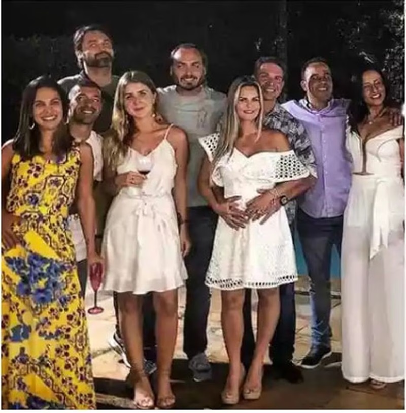 Alexandre Ramagem em foto com Carlos Bolsonaro, durante confraternização de fim de ano. Foto: Reprodução/Instagram