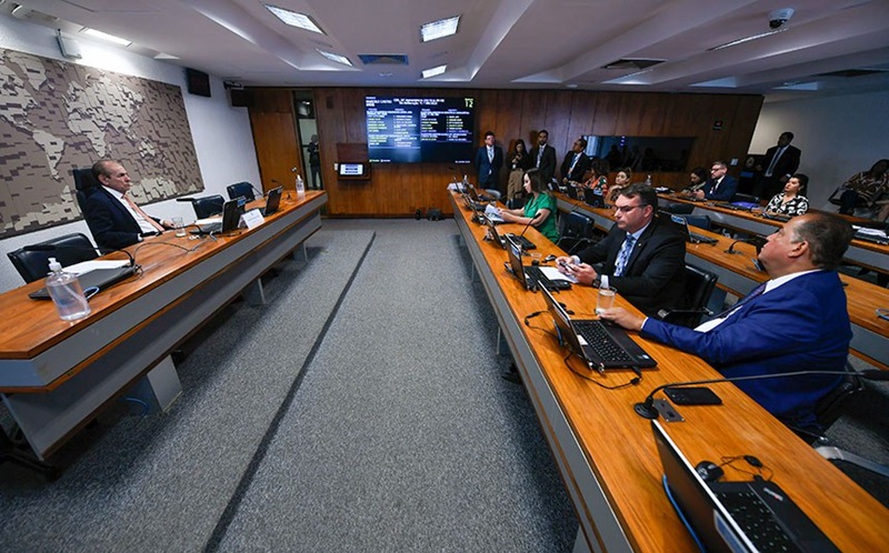      Bancada: senadora Professora Dorinha Seabra (União-TO); senador Flávio Bolsonaro (PL-RJ); senador Eduardo Gomes (PL-TO).  Com aval dos senadores da CI, projeto segue agora para a CAE Edilson Rodrigues/Agência Senado