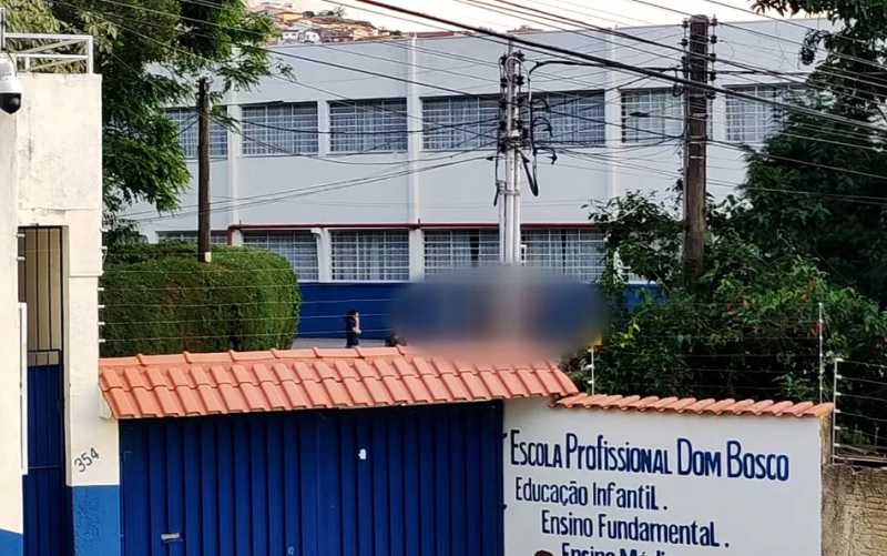 Adolescente morre e três pessoas ficam feridas após serem esfaqueadas na saída de colégio particular em Poços de Caldas (MG) — Foto: Marcos Corrêa 