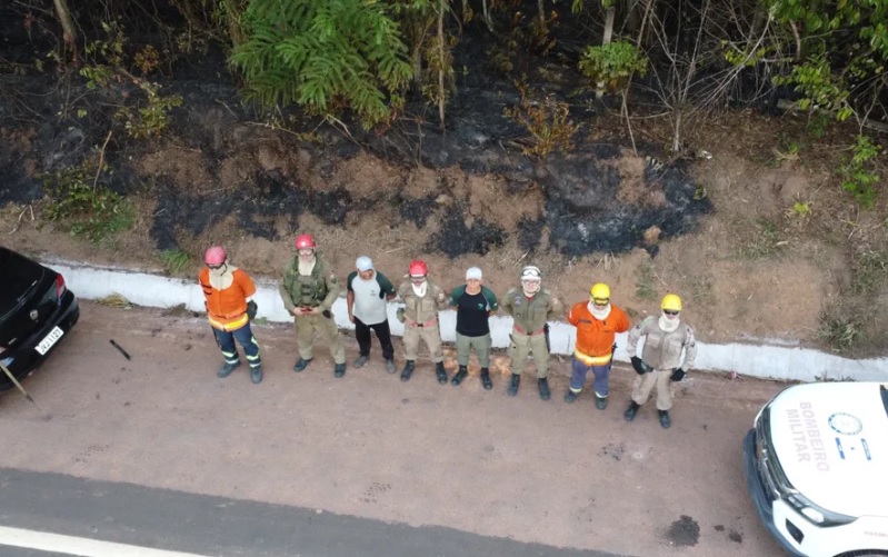 Militares e agentes da Defesa Civil de Rurópolis unem esforços para combater incêndios florestais — Foto: Defesa Civil de Rurópolis / Divulgação