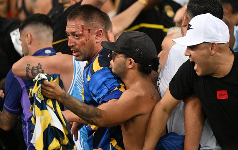  Legenda: Torcedores argentinos foram feridos na confusão. Foto: CARL DE SOUZA / AFP