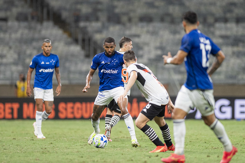 Cruzeiro e Vasco empatam e seguem perto da zona de rebaixamento à