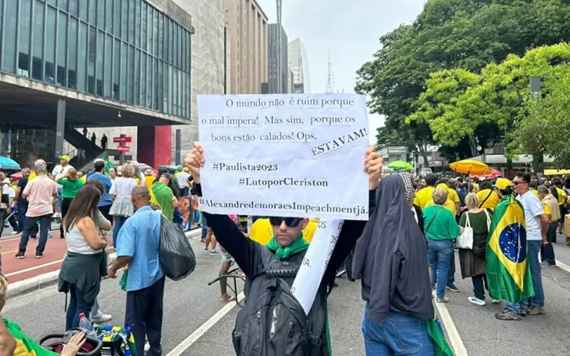 Bolsonaristas protestam contra o ministro Alexandre de Moraes, do STF Imagem: UOL/Uesley Durães… - Veja mais em https://noticias.uol.com.br/politica/ultimas-noticias/2023/11/26/ato-bolsonarista-paulista-26-de-novembro.htm?cmpid=copiaecola
