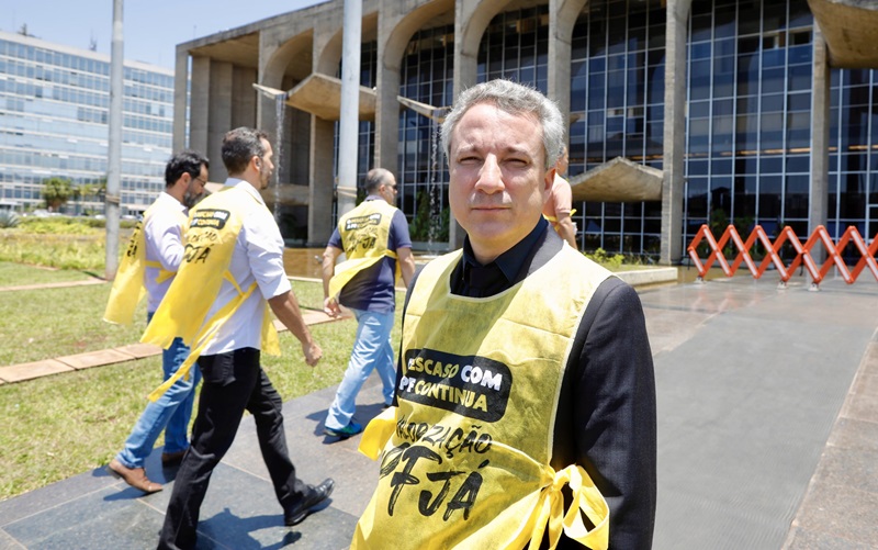 Presidente da Associação de Delegados da Polícia Federal, Luciano Leiro, participou do ato em frente ao MJ  -(Foto:Reprodução Poder 360)