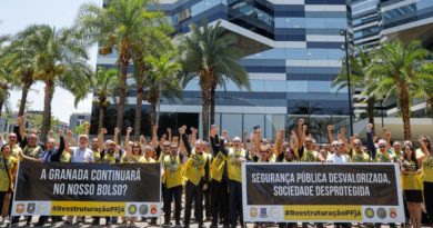 Servidores da Polícia federal (PF) realizam ato após anunciar paralisação de atividades, em frente à sede da corporação e no ministério da Justiça. | Sérgio Lima/Poder360 - 16.nov.2023