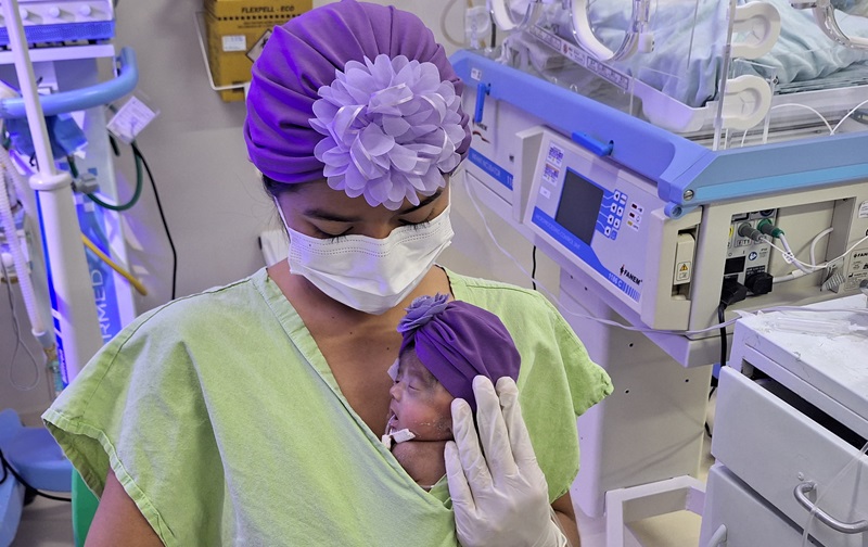 Silvana segurou a filha, Valentina, no colo pela primeira vez  (Foto:Instituto Mais Saúde )