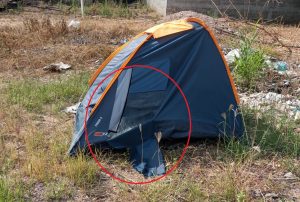 Barraca foi rasgada pelos meninos (foto>Jornal Folha  do Progresso)