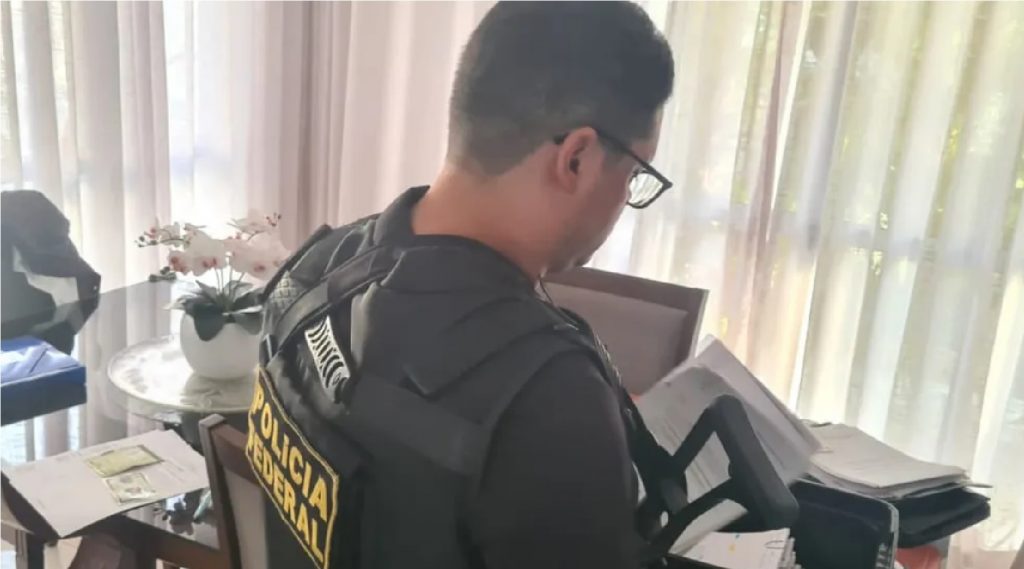 Agente federal cumpre mandado de busca e apreensão.. — Foto: Polícia Federal - PA