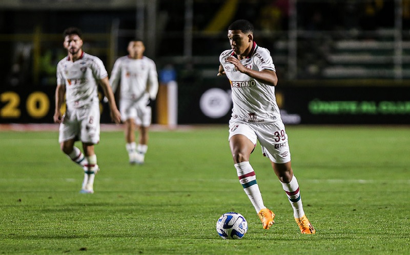 Fluminense arranca empate do Flamengo e atrapalha rival na briga pelo  título