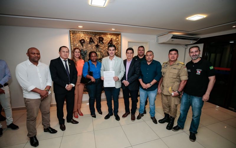 Governador Helder Barbalho, o secretário Ualame Machado e o comandante-geral da PM, coronel Dilson Júnior após a assinatura das Ordens de Serviço